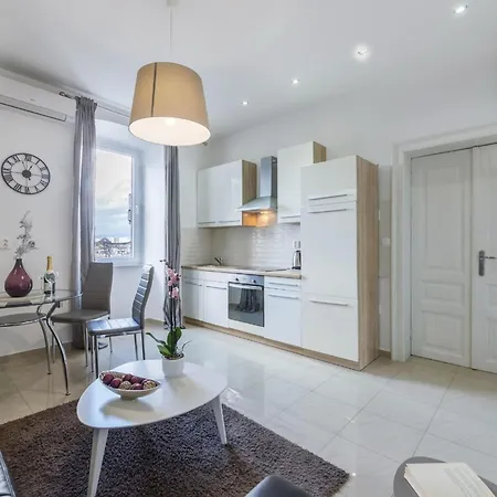 Garden With Shared Pool Appartamento Pola