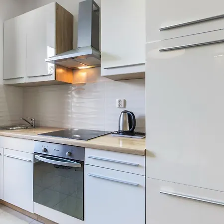 Garden With Shared Pool * Pola