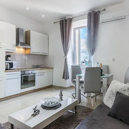 Garden With Shared Pool * Pola