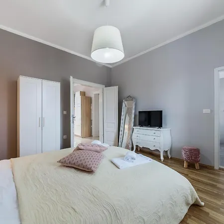 Garden With Shared Pool *