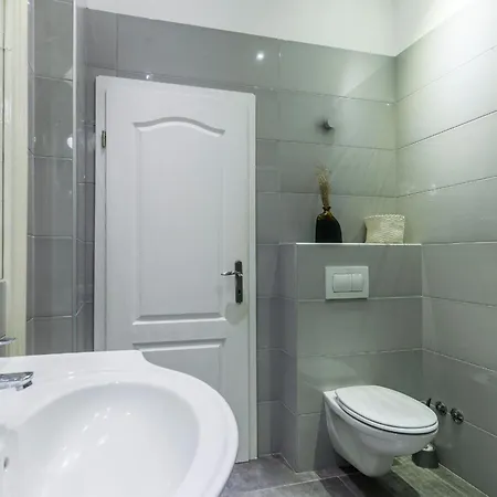 Garden With Shared Pool Pola