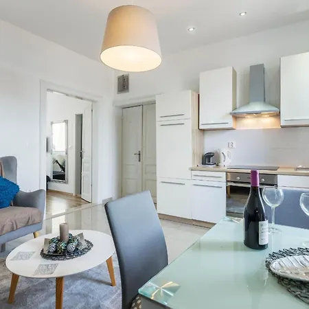 Garden With Shared Pool Appartamento Pola