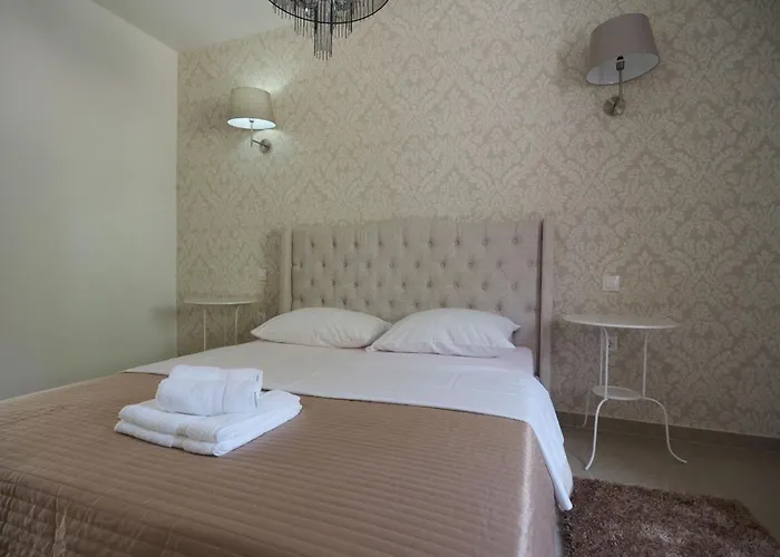 Garden With Shared Pool *