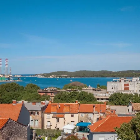 Garden With Shared Pool Apartment Pula