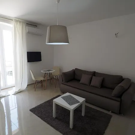 Garden With Shared Pool Apartment Pula