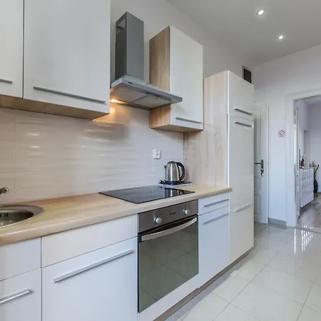 Garden With Shared Pool Apartment Pula