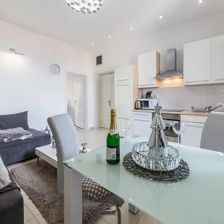 Garden With Shared Pool Apartment