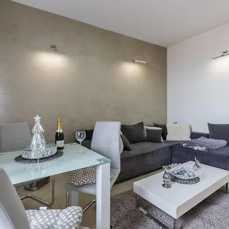 Garden With Shared Pool Apartment *