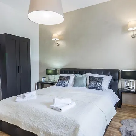 Garden With Shared Pool Apartment *