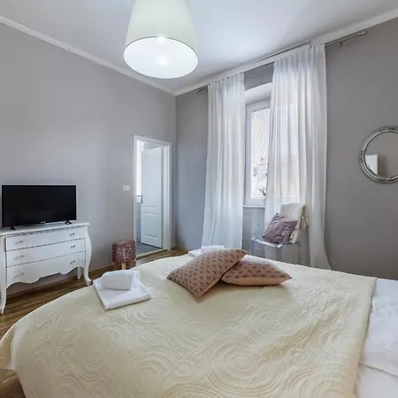 Garden With Shared Pool Apartment Pula