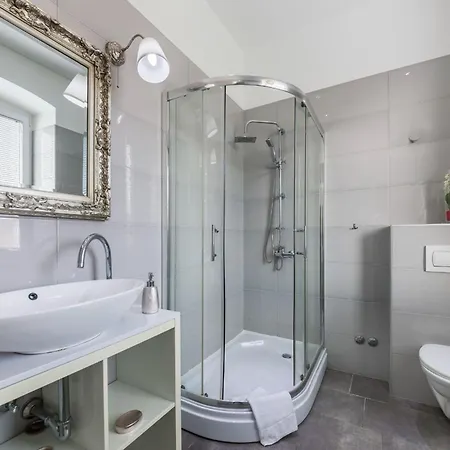 Garden With Shared Pool Apartment *