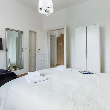 Garden With Shared Pool Apartment