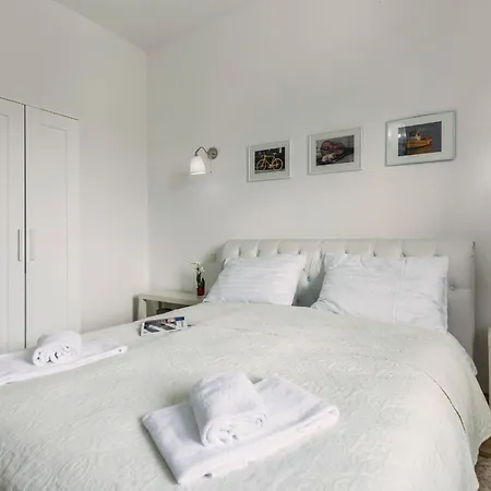 Garden With Shared Pool Apartment