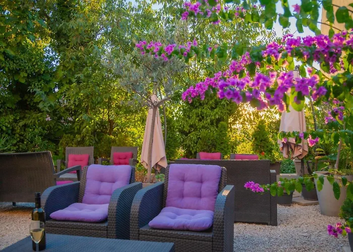 Garden With Shared Pool Appartamento *