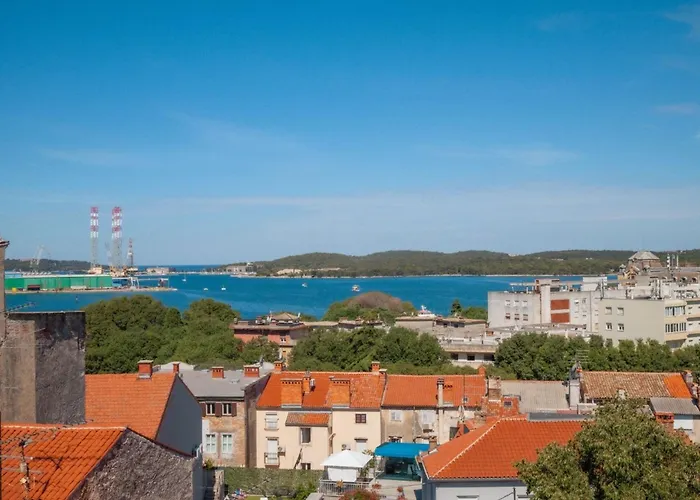 Garden With Shared Pool Appartamento Pola