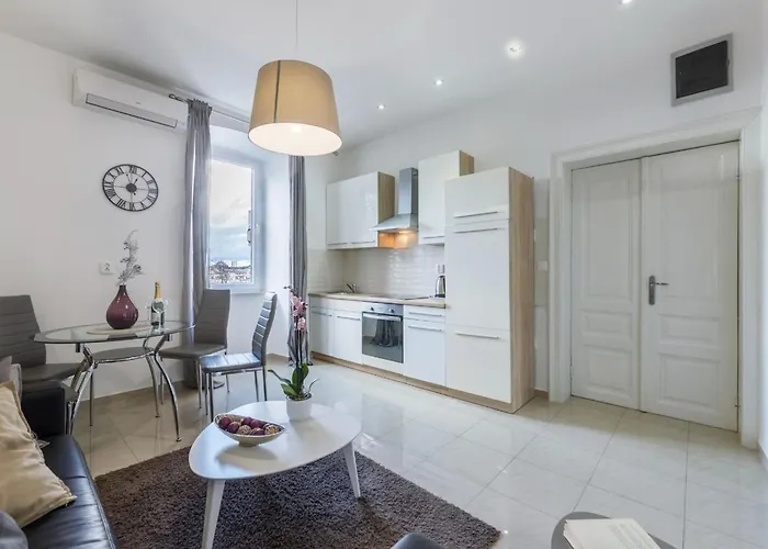 Garden With Shared Pool Appartement Pula