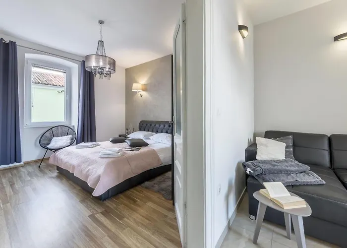 Garden With Shared Pool Lägenhet Pula