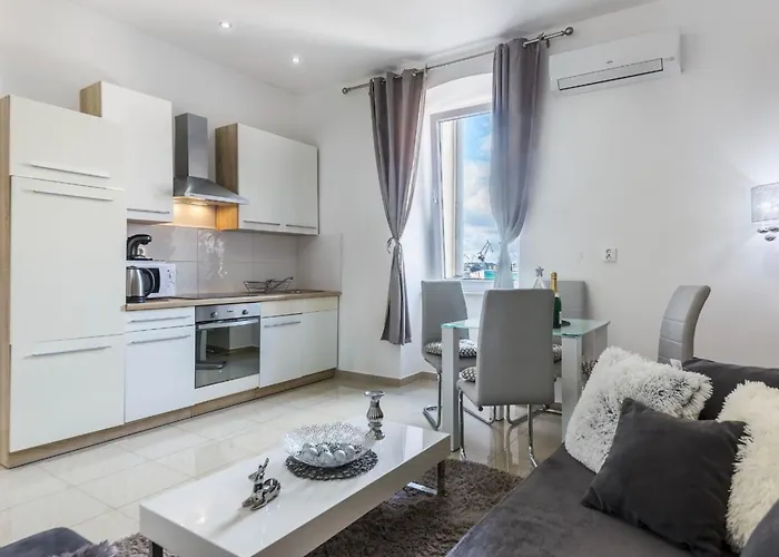 Garden With Shared Pool * Pola