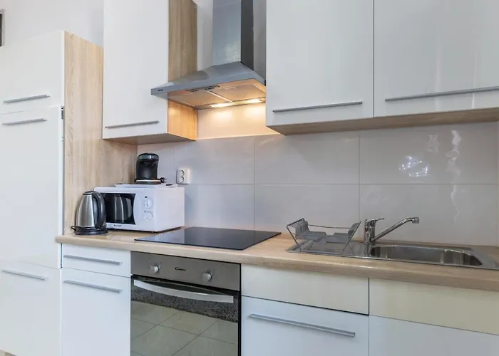 Garden With Shared Pool Pola