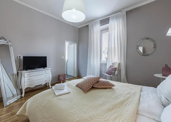 Garden With Shared Pool Appartement Pula