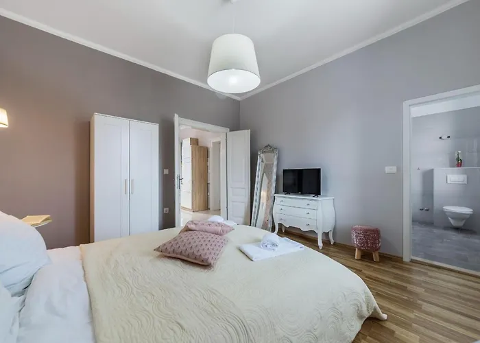 Garden With Shared Pool *