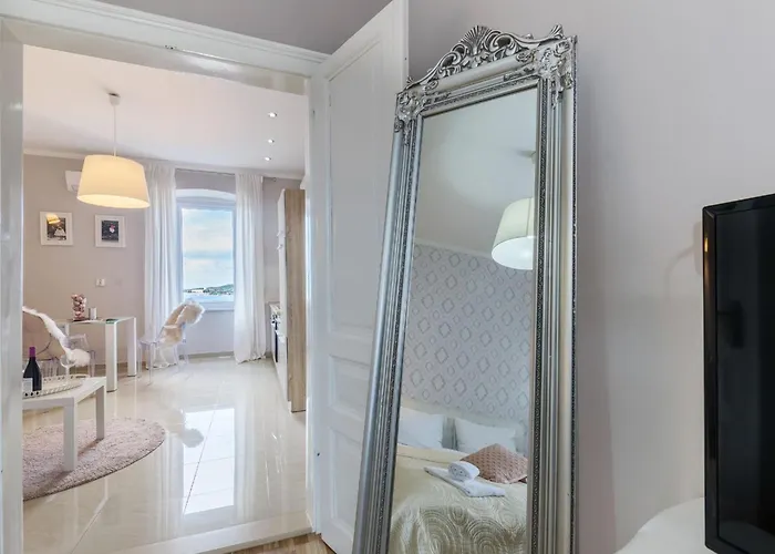 Garden With Shared Pool Lägenhet