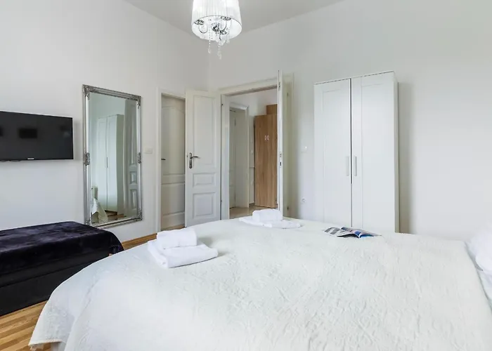 Garden With Shared Pool Appartamento